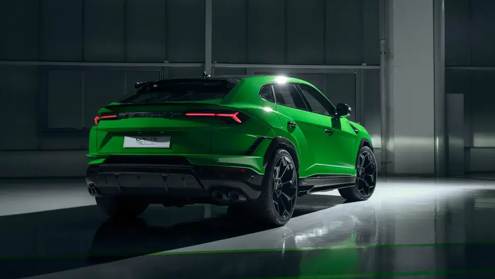 Urus Performante schuin achteraanzicht