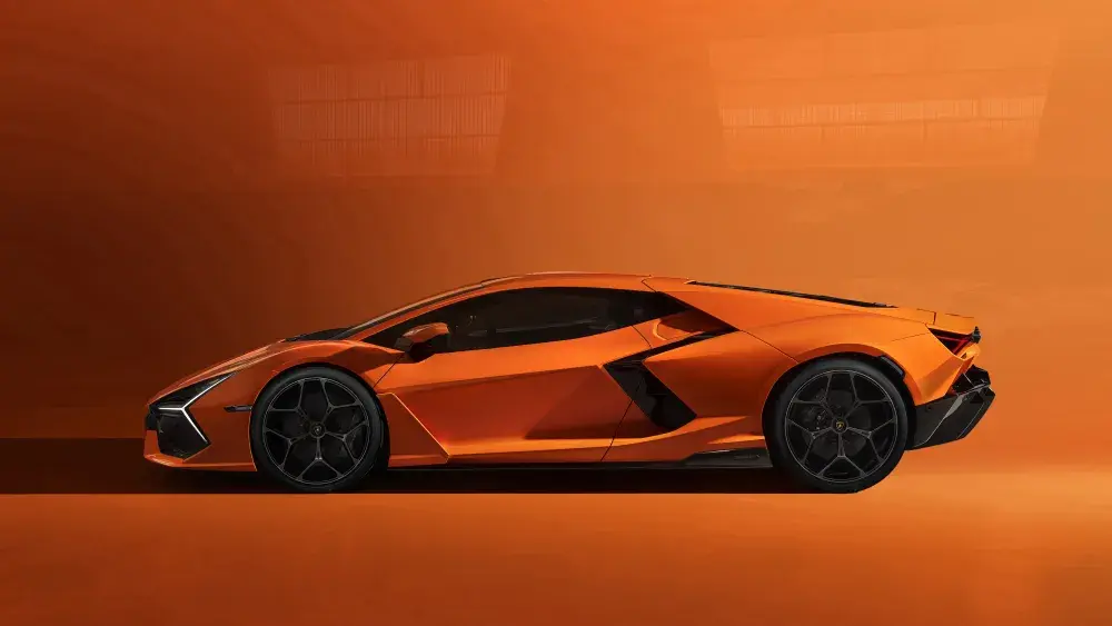 Lamborghini Revuelto oranje zijaanzicht 