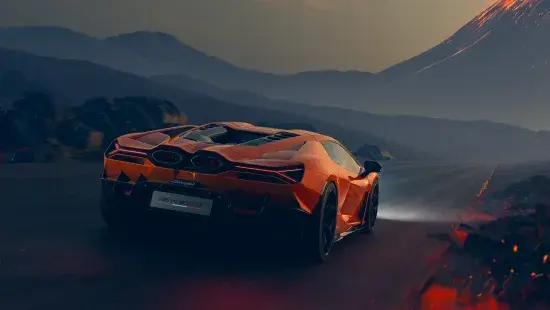 Lamborghini Revuelto achterkant in de bergen