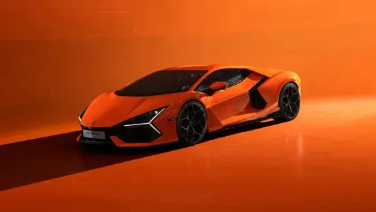 Lamborghini Revuelto schuin vooraanzicht oranje binnen