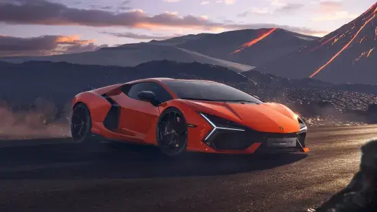 Lamborghini Revuelto schuin zijaanzicht in de bergen